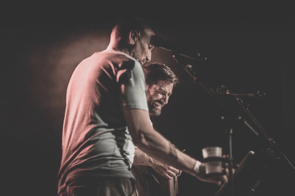 Herbstfest Stäfa 2025: Mike Cadurisch und Raphael Diethelm stehen als A Stolen Horse auf der Bühne im Rössli Stäfa.